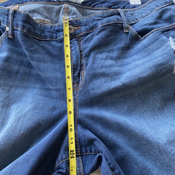 Torrid women’s cropped denim jeans. Torrid 24 jean - Picture 7 of 8
